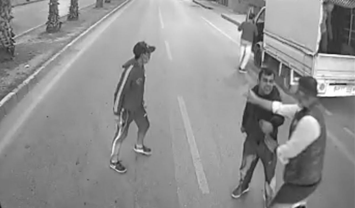 Antalya'da otobüs şoförü, sokak ortasında dayak yiyen kadını kurtardı