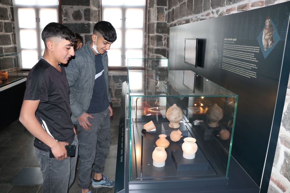 Diyarbakır'ın tarihi yerlerinde simit satan çocuk, arkeolog oldu