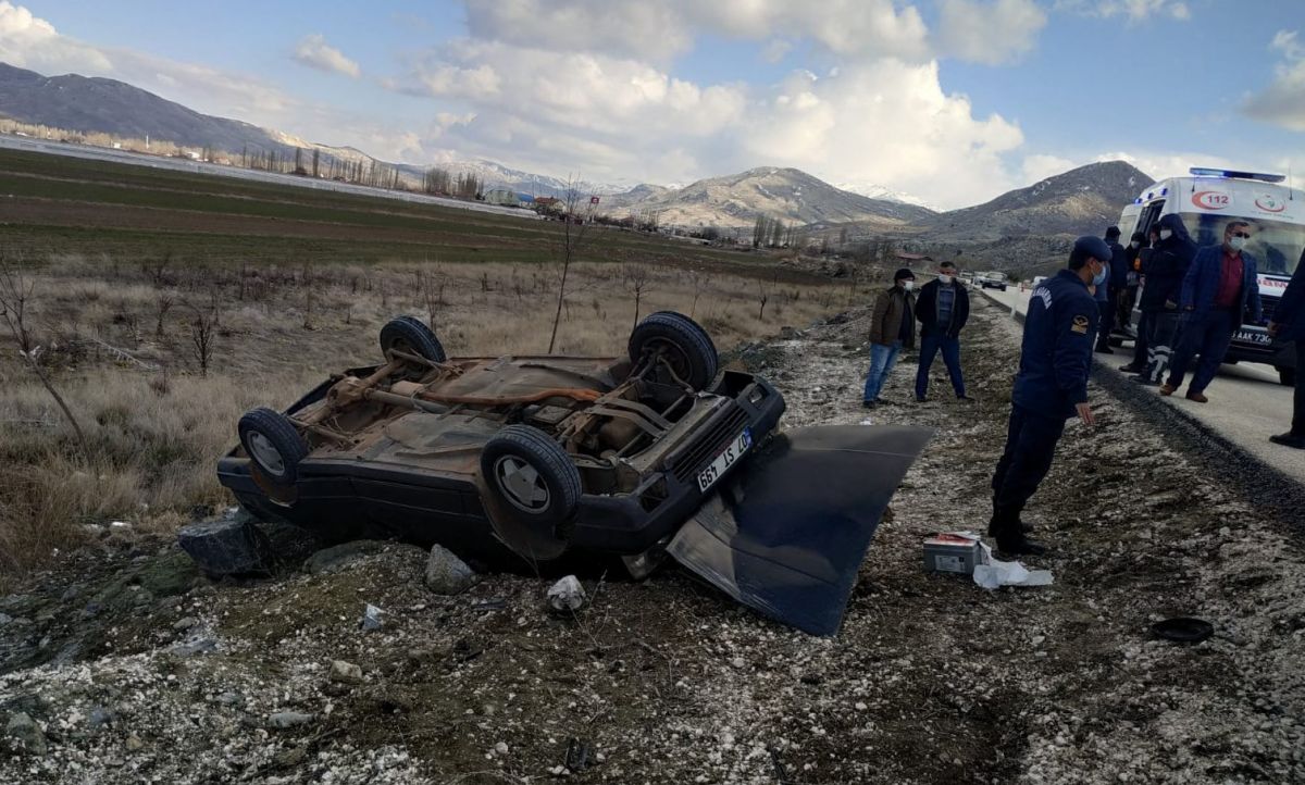 Burdur'da şarampole devrilen aracın sürücüsü öldü, eşi yaralandı