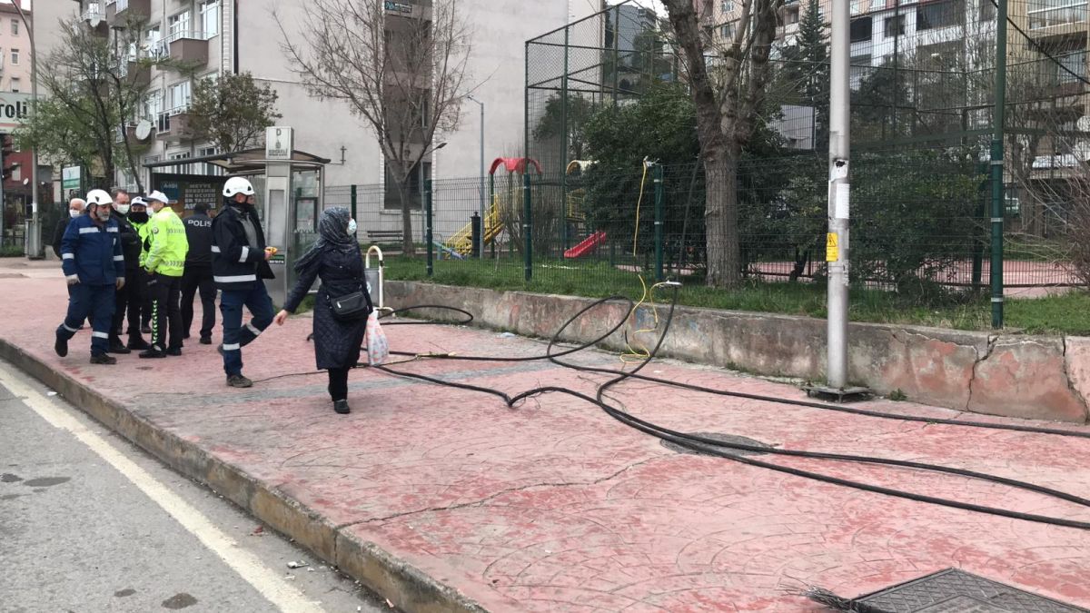 İzmit'te yüksek gerilim hattı yola düştü