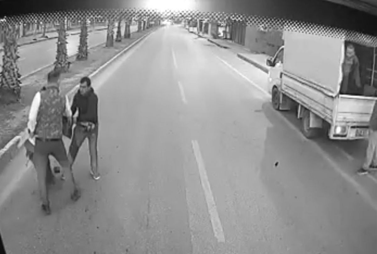 Antalya'da otobüs şoförü, sokak ortasında dayak yiyen kadını kurtardı