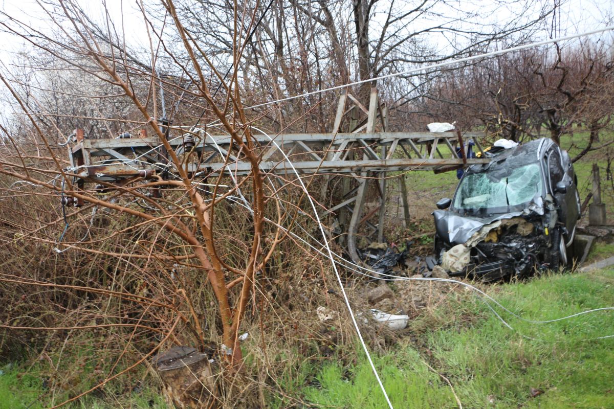 Tokat'ta cipin çarptığı elektrik direği ikiye bölündü