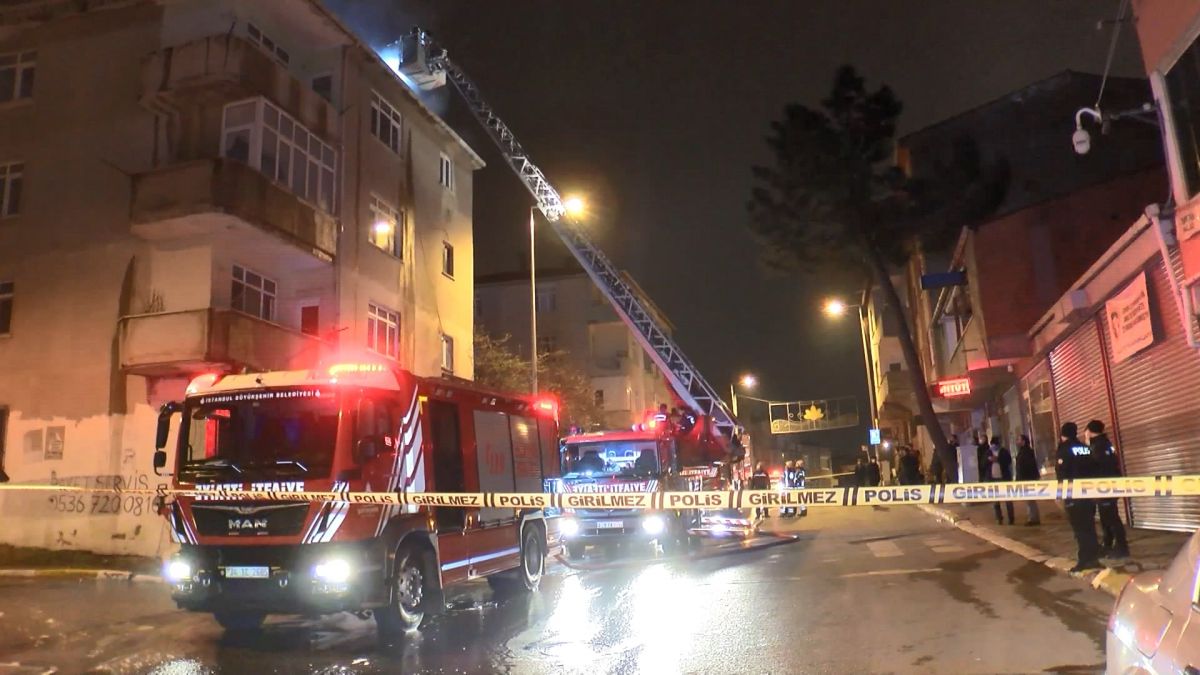 İstanbul'da kentsel dönüşüm nedeniyle boşaltılan binanın çatısında yangın