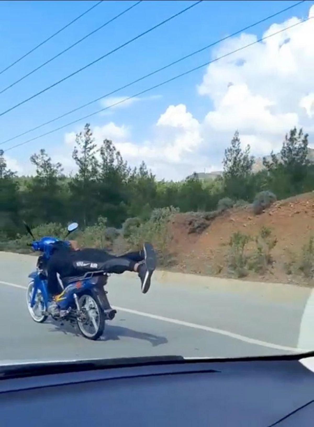 Muğla'da motosikletlinin tehlikeli yolcuğu kamerada