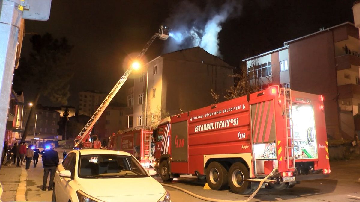 İstanbul'da kentsel dönüşüm nedeniyle boşaltılan binanın çatısında yangın