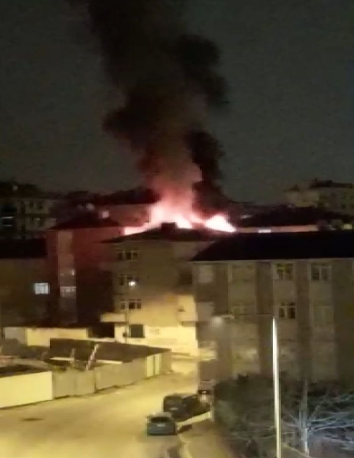 Sultanbeyli'de boşaltılan binanın çatısı yandı
