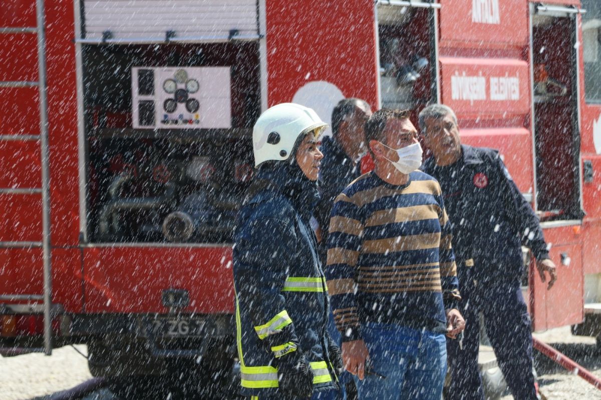 Antalya'da ekmek teknesinin yanışını gözyaşlarıyla izledi