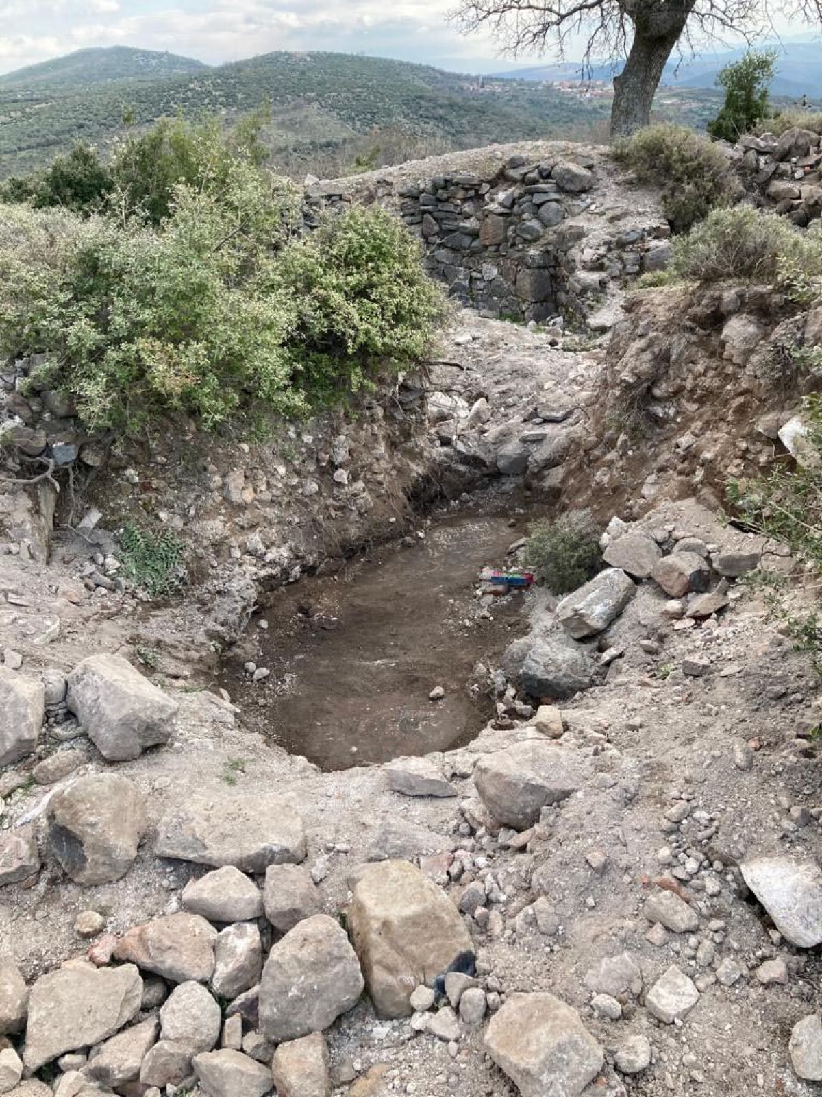 İzmir'de kaçak kazıda 1500 yıllık mozaik ve manastır bulundu