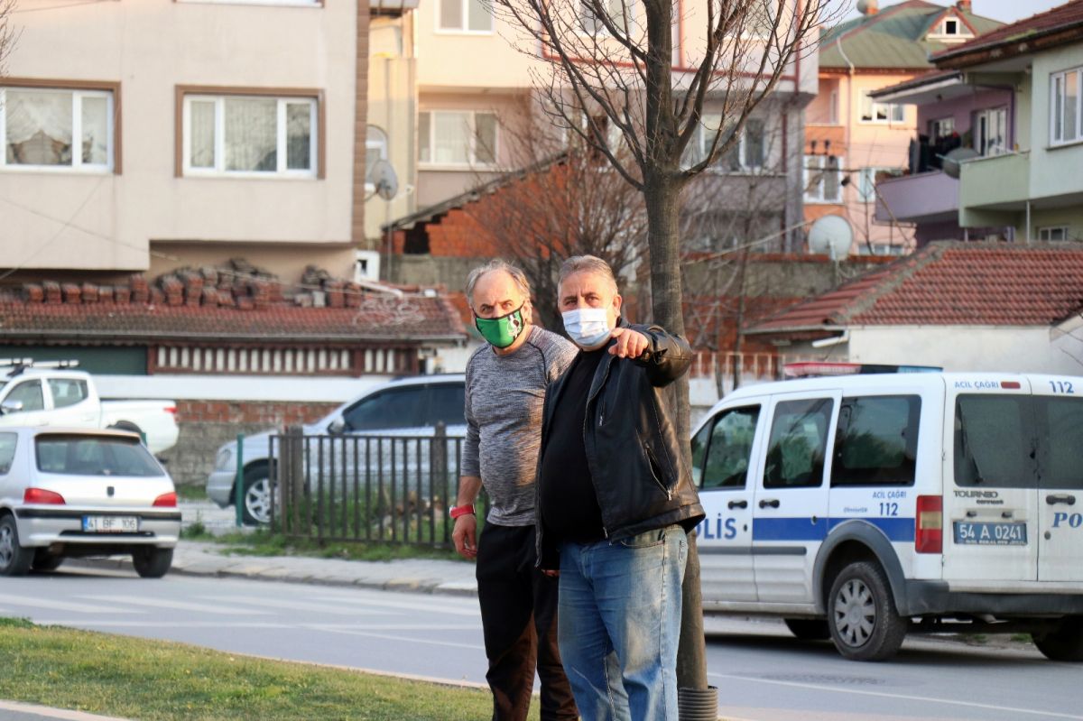 Sakarya’da bir genç kendini arabaların üzerine attı #5