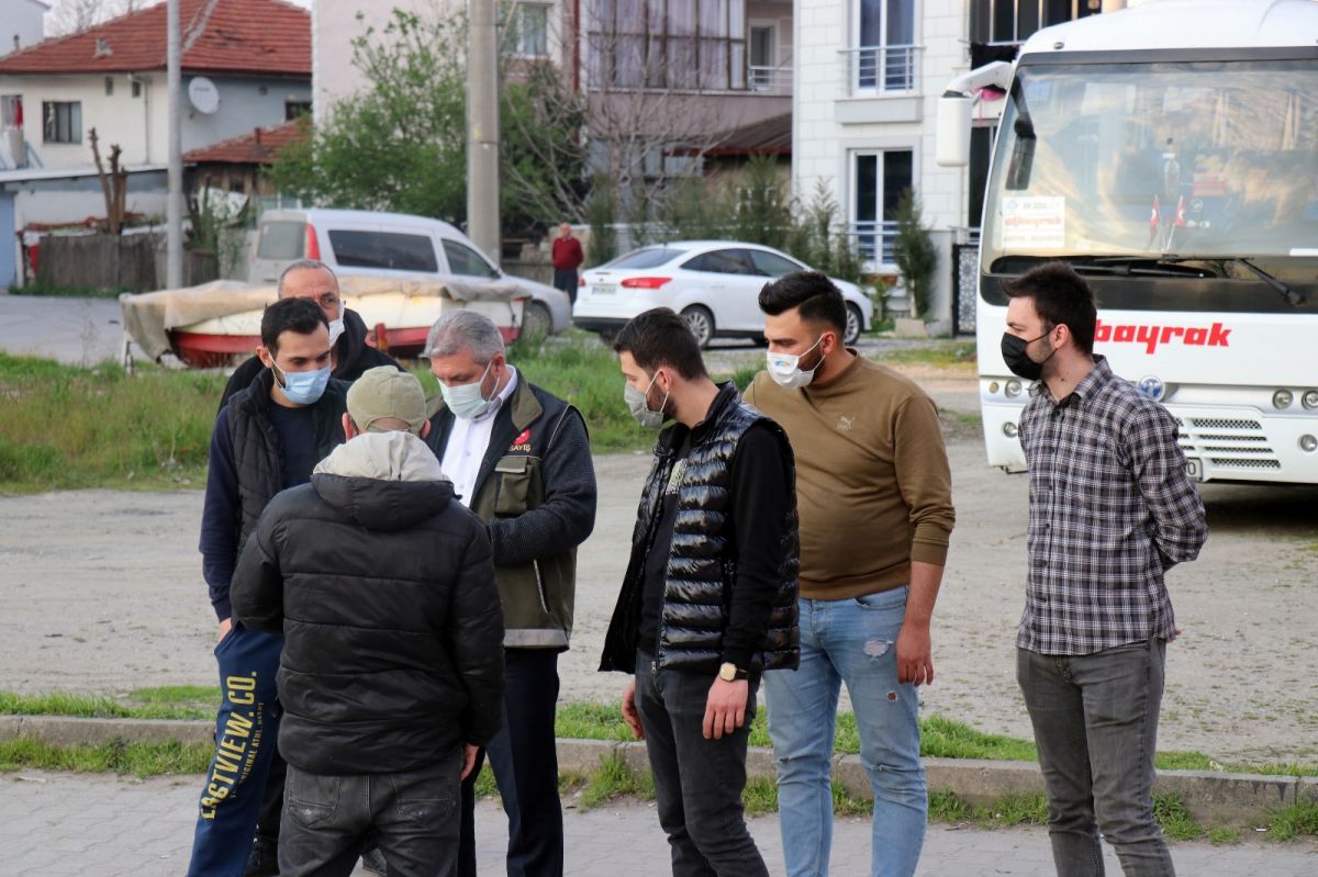 Sakarya’da bir genç kendini arabaların üzerine attı #6