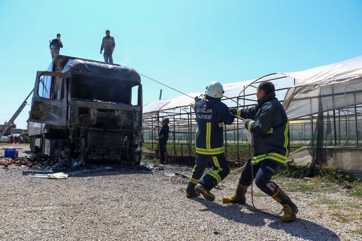 Antalya'da ekmek teknesinin yanışını gözyaşlarıyla izledi