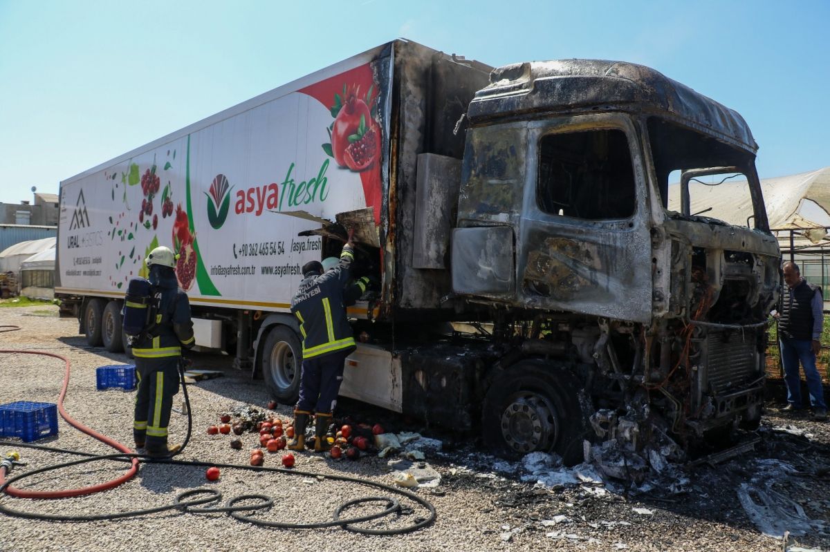 Antalya'da ekmek teknesinin yanışını gözyaşlarıyla izledi