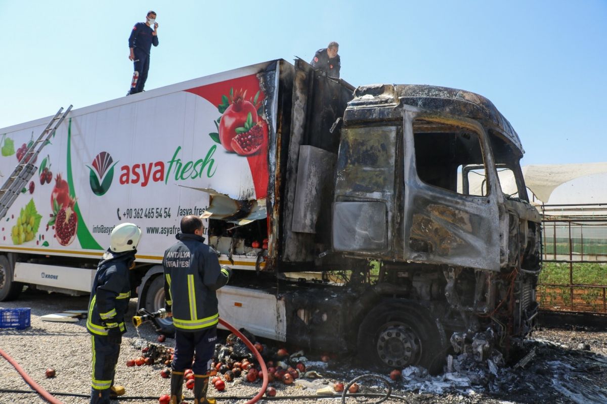 Antalya'da ekmek teknesinin yanışını gözyaşlarıyla izledi