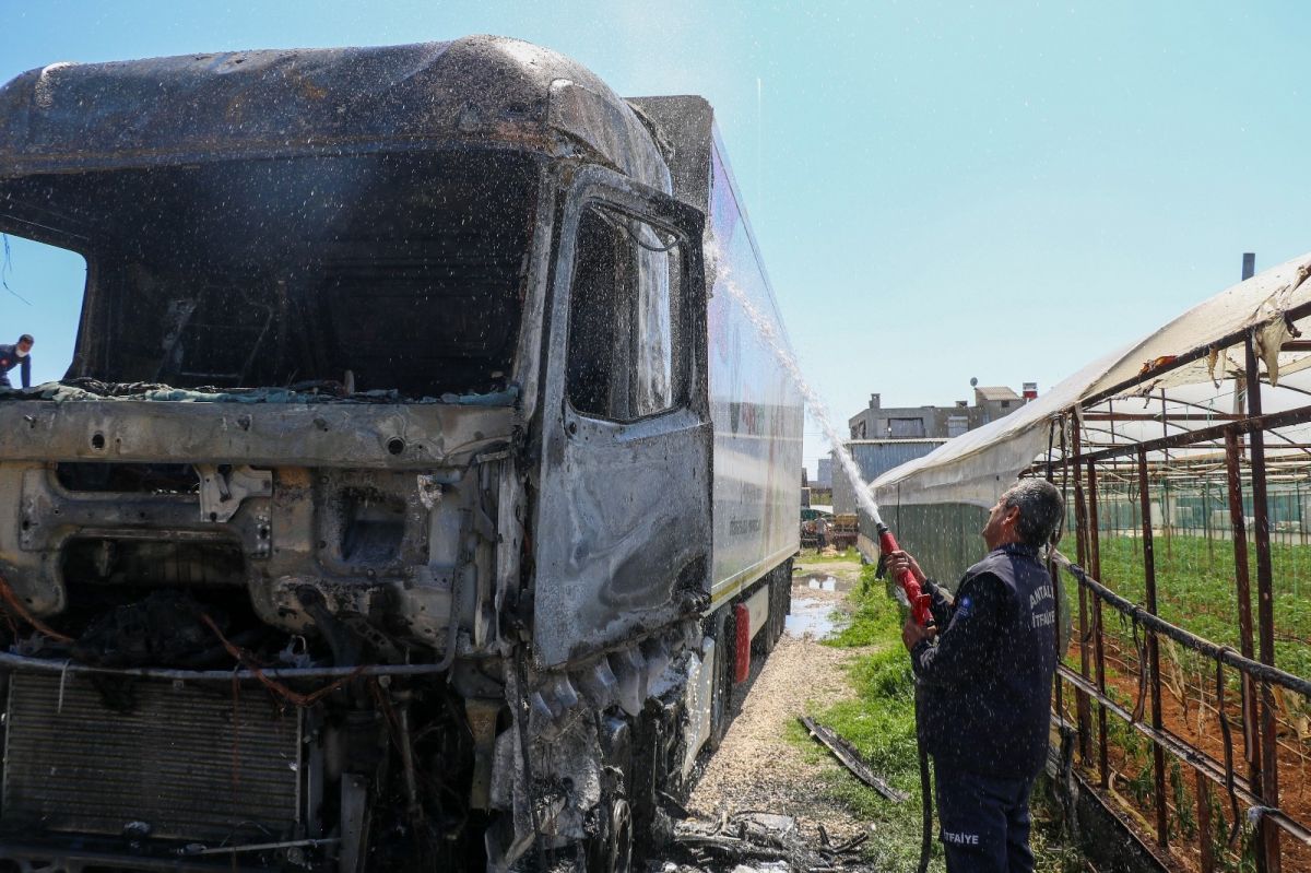 Antalya'da ekmek teknesinin yanışını gözyaşlarıyla izledi