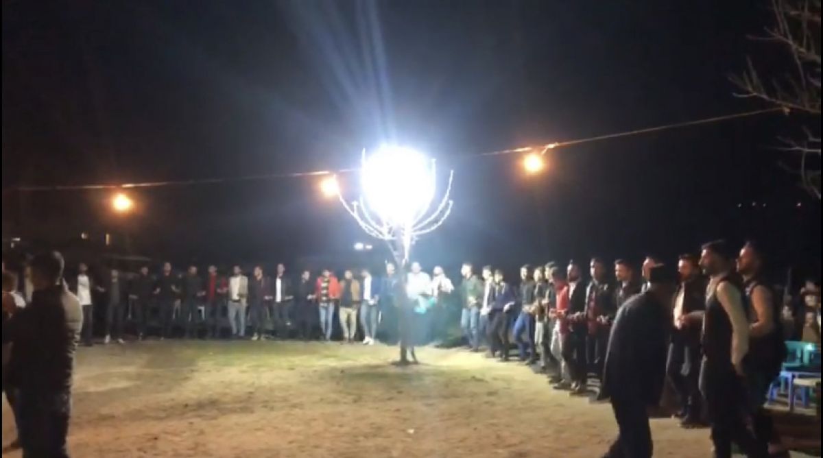 Diyarbakır'daki mahalle düğününde kol kola halay çekildi