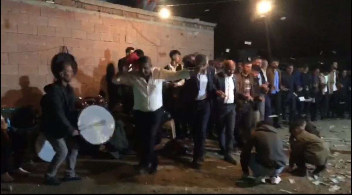 Diyarbakır'daki mahalle düğününde kol kola halay çekildi