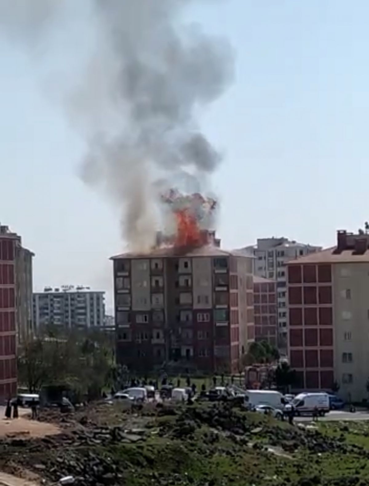 Diyarbakır'daki çatı yangını, itfaiye tarafından söndürüldü