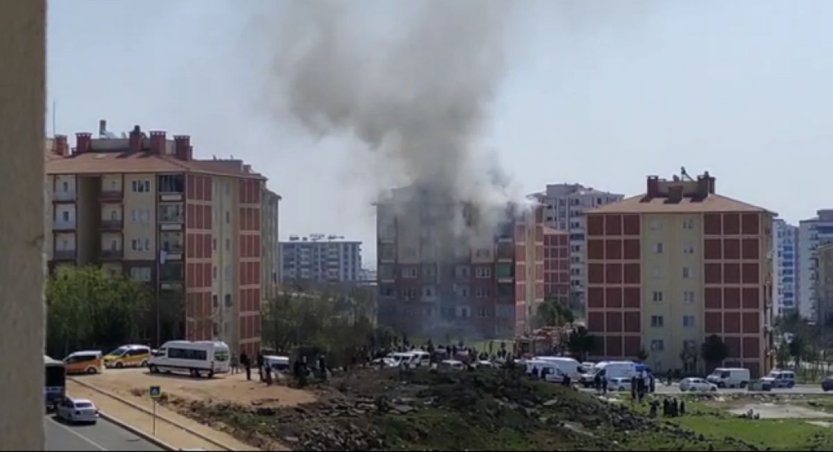 Diyarbakır'daki çatı yangını, itfaiye tarafından söndürüldü