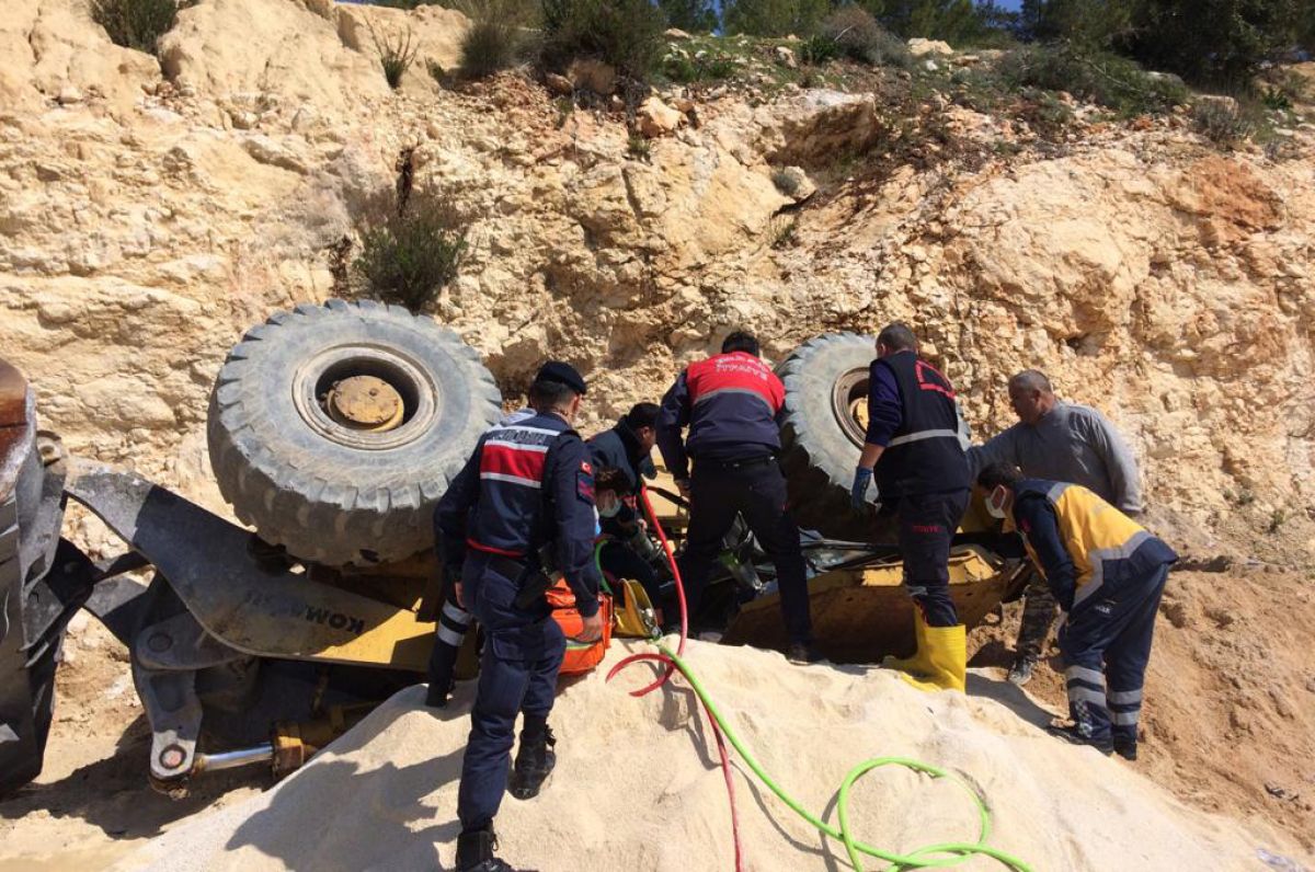 Mersin'de kullandığı kepçenin altında kalan operatör öldü