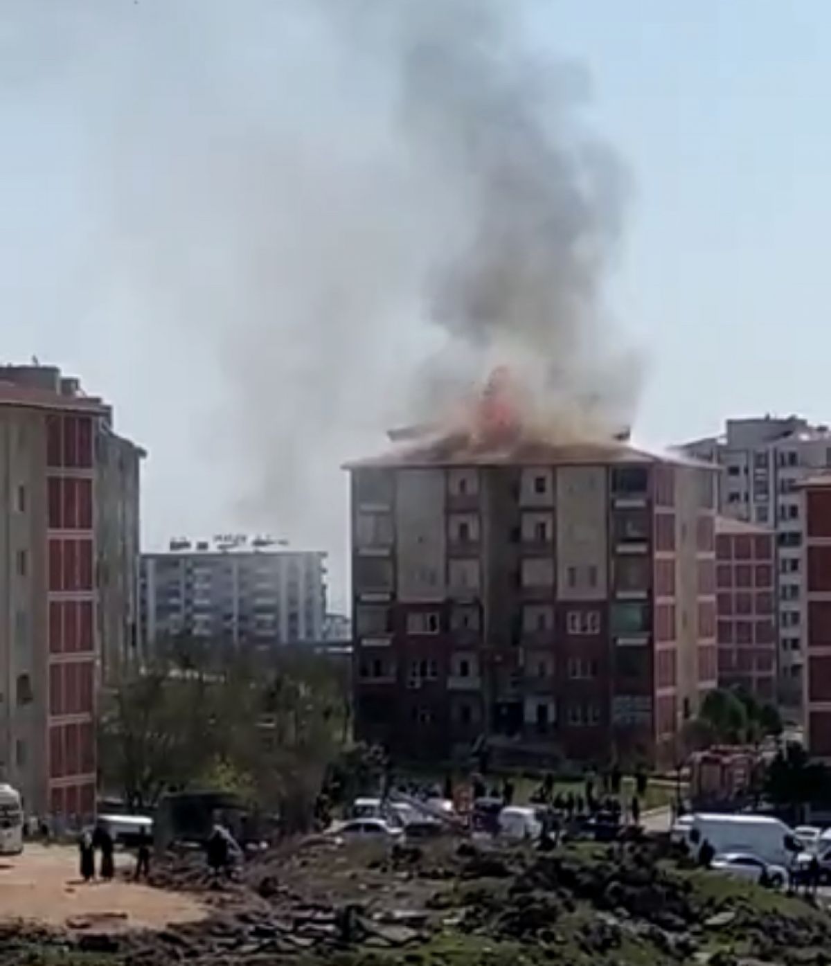 Diyarbakır'daki çatı yangını, itfaiye tarafından söndürüldü