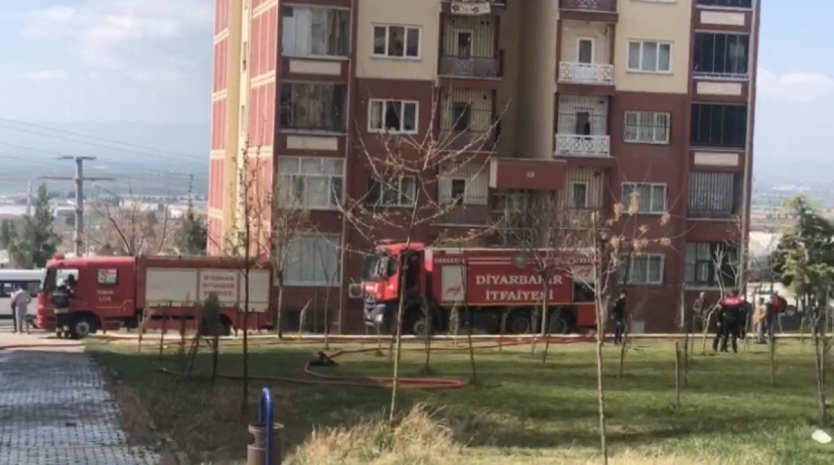 Diyarbakır'daki çatı yangını, itfaiye tarafından söndürüldü