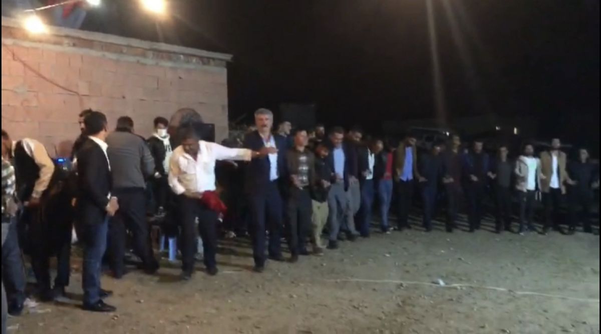 Diyarbakır'daki mahalle düğününde kol kola halay çekildi