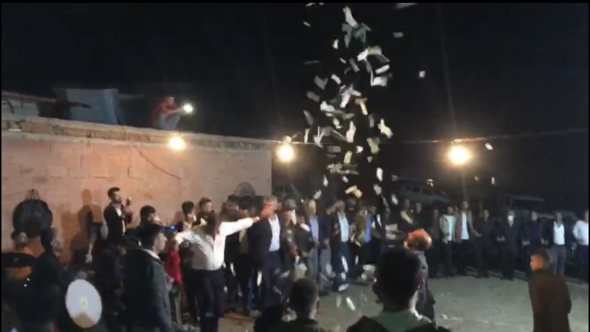 Diyarbakır'daki mahalle düğününde kol kola halay çekildi