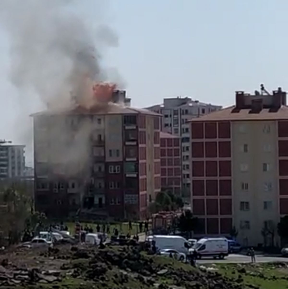 Diyarbakır'daki çatı yangını, itfaiye tarafından söndürüldü