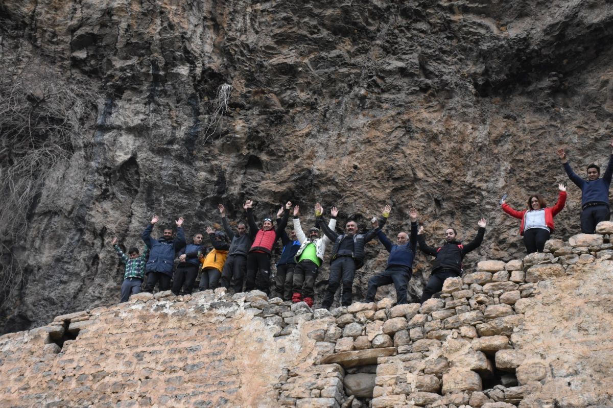 Hakkari'de 76 yaşındaki baba, kızıyla doğa yürüyüşüne çıktı