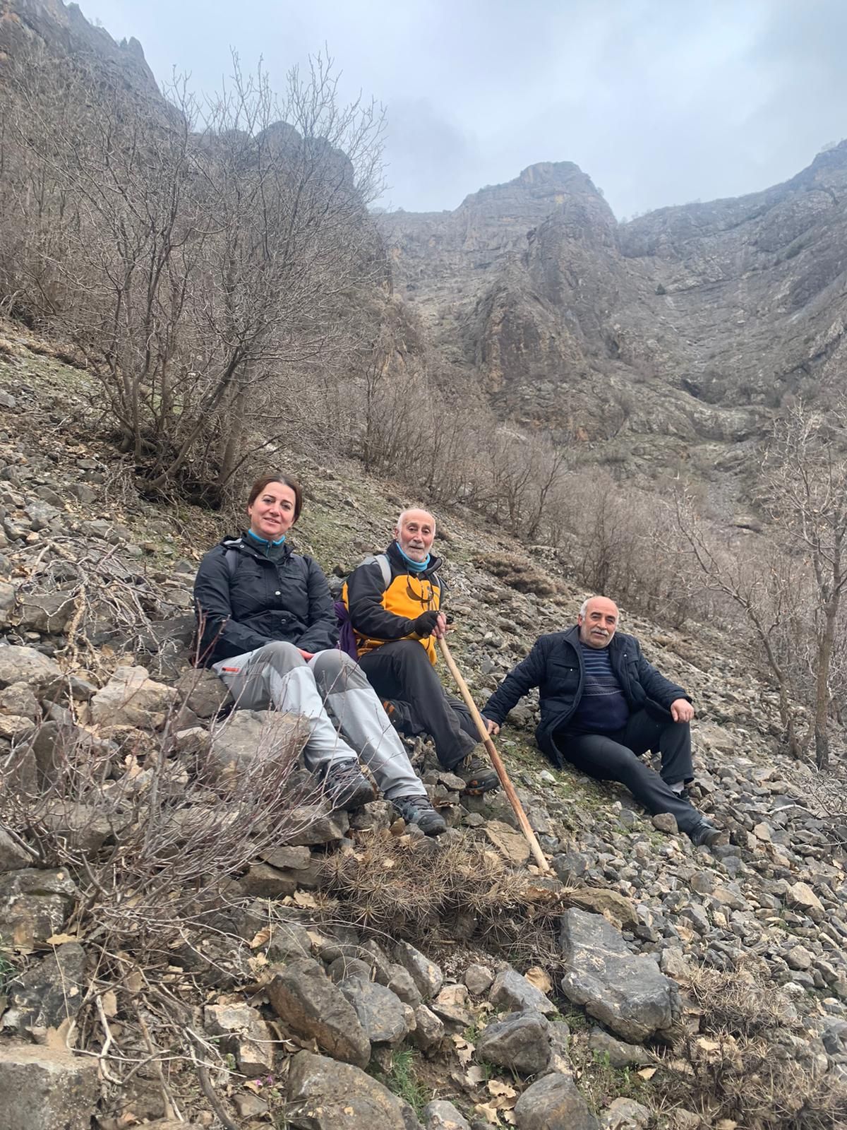 Hakkari'de 76 yaşındaki baba, kızıyla doğa yürüyüşüne çıktı