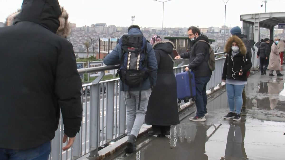 Esenyurt'taki metrobüs durağının üst geçidi sular içinde kaldı