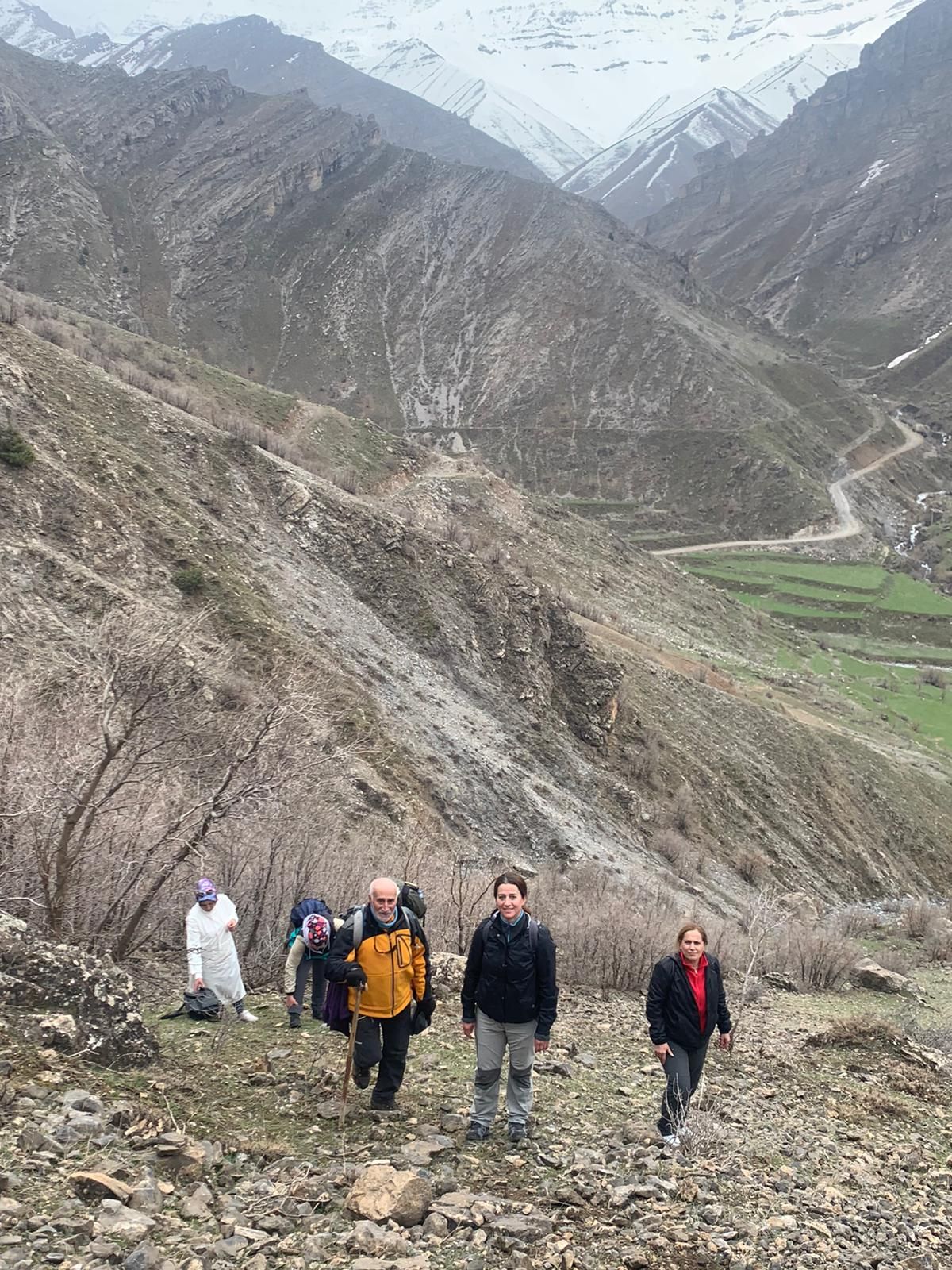 Hakkari'de 76 yaşındaki baba, kızıyla doğa yürüyüşüne çıktı