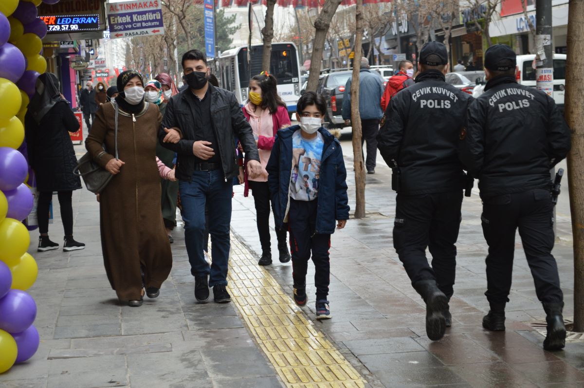 Elazığ'da kısıtlamanın ardından hareketlilik yaşandı