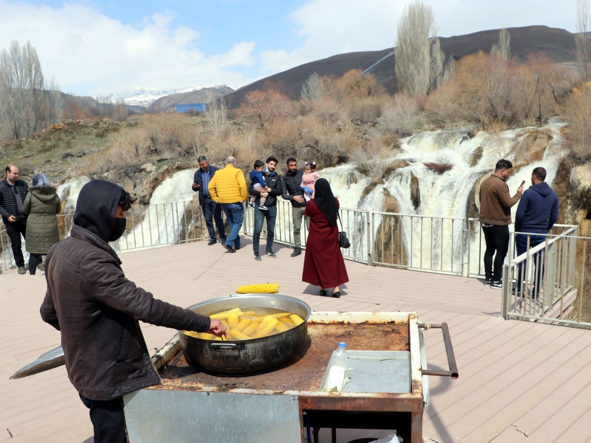 Muradiye Şelalesi'nin debisi, karların erimesiyle arttı