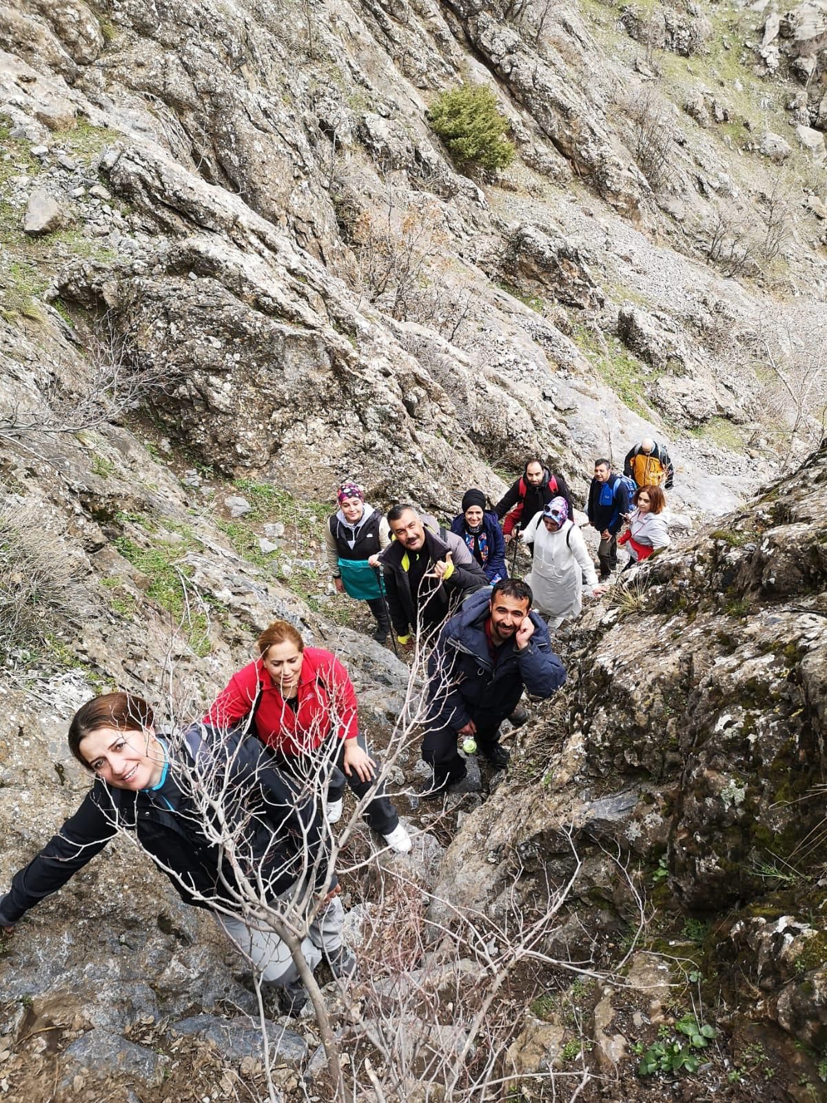 Hakkari'de 76 yaşındaki baba, kızıyla doğa yürüyüşüne çıktı