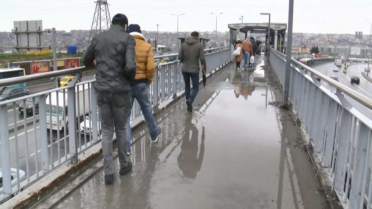 Esenyurt'taki metrobüs durağının üst geçidi sular içinde kaldı