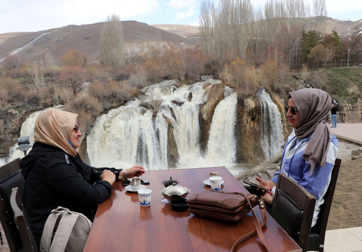 Muradiye Şelalesi'nin debisi, karların erimesiyle arttı