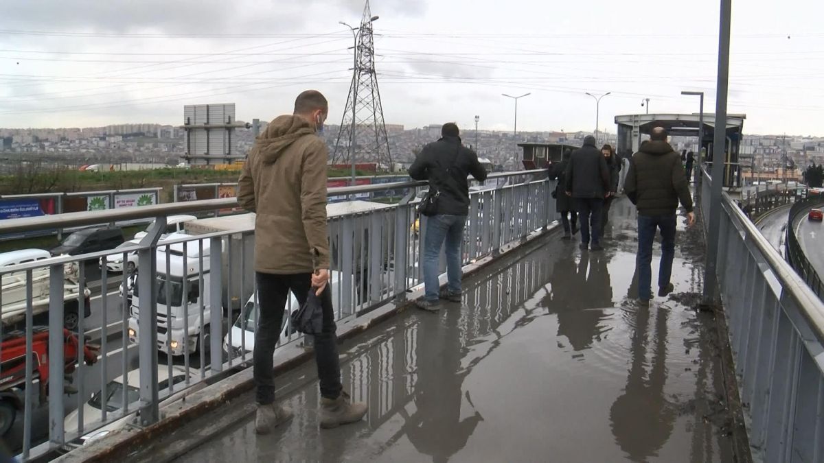 Esenyurt'taki metrobüs durağının üst geçidi sular içinde kaldı