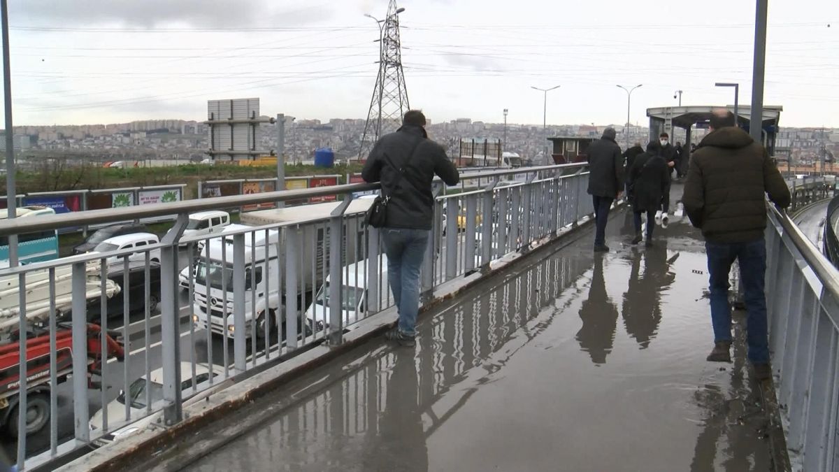 Esenyurt'taki metrobüs durağının üst geçidi sular içinde kaldı