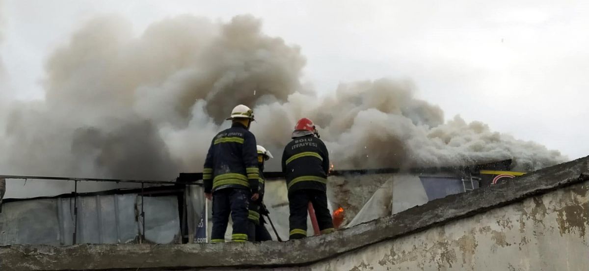 Bolu'da tamire bırakılan otomobil küle döndü