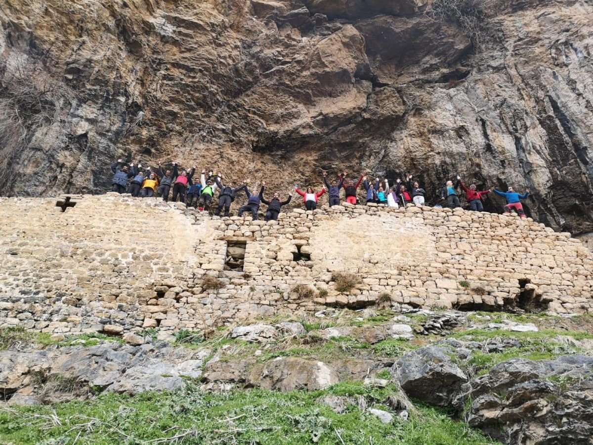 Hakkari'de 76 yaşındaki baba, kızıyla doğa yürüyüşüne çıktı