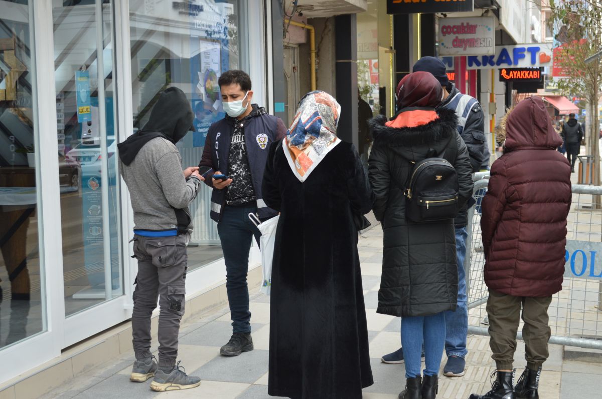 Elazığ'da kısıtlamanın ardından hareketlilik yaşandı