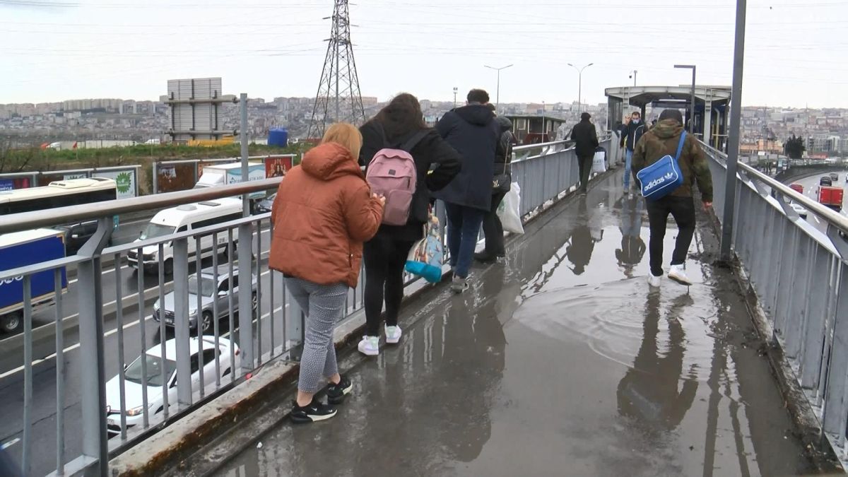 Esenyurt'taki metrobüs durağının üst geçidi sular içinde kaldı