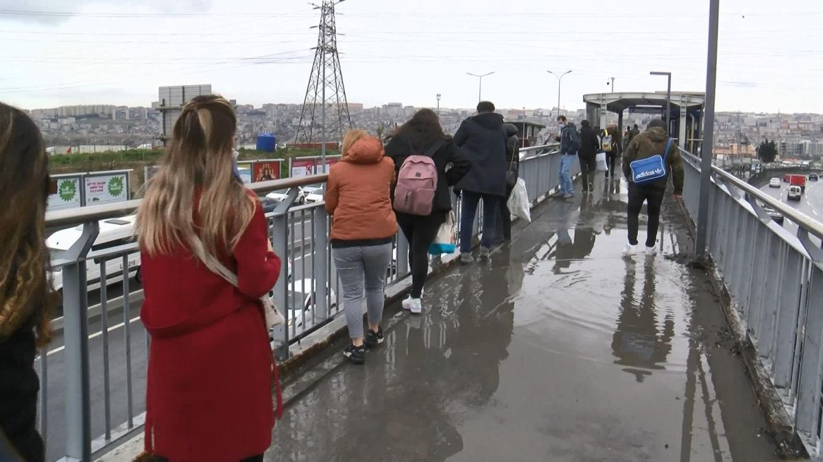 Esenyurt'taki metrobüs durağının üst geçidi sular içinde kaldı