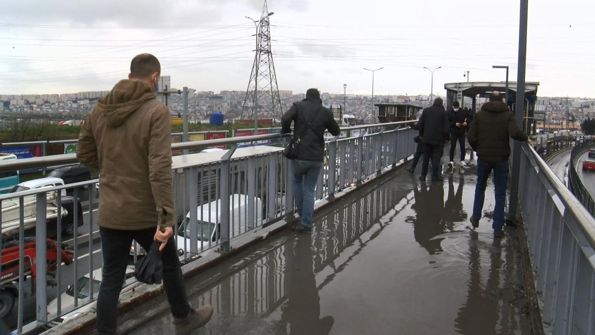 Esenyurt'taki metrobüs durağının üst geçidi sular içinde kaldı