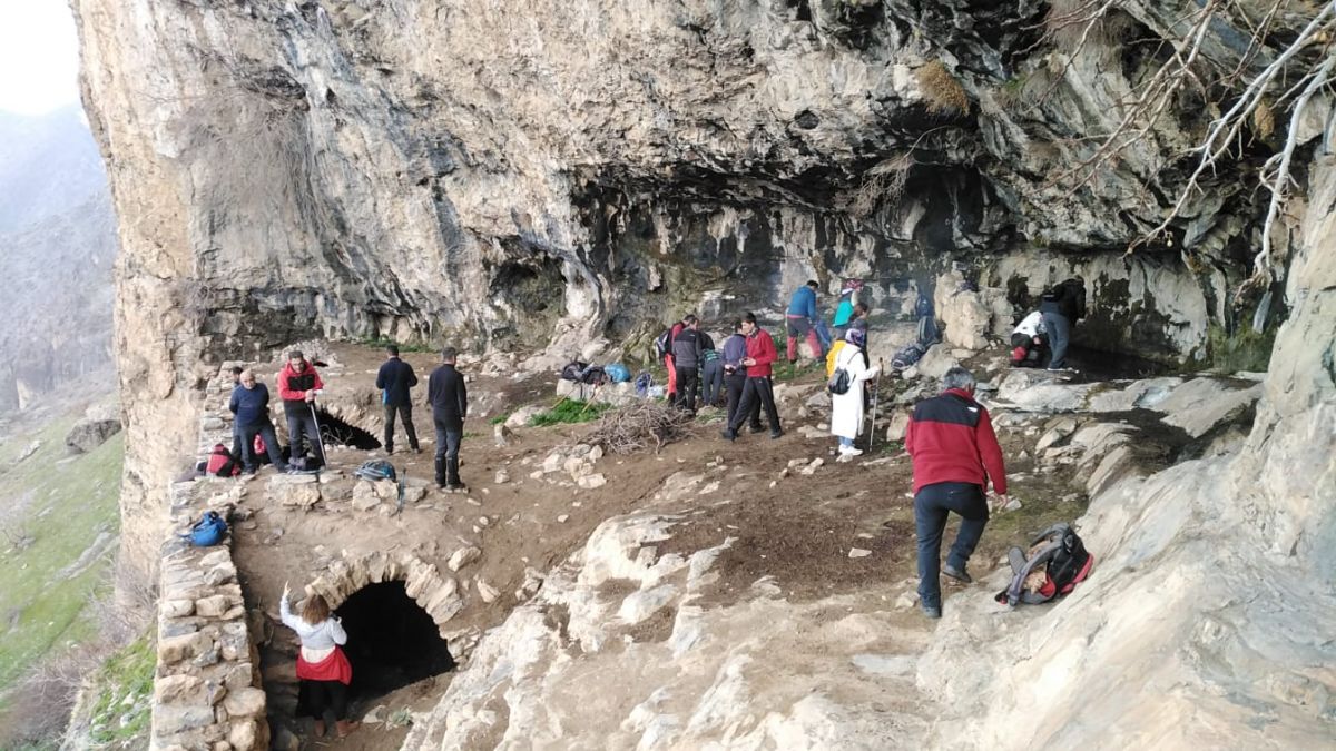 Hakkari'de 76 yaşındaki baba, kızıyla doğa yürüyüşüne çıktı