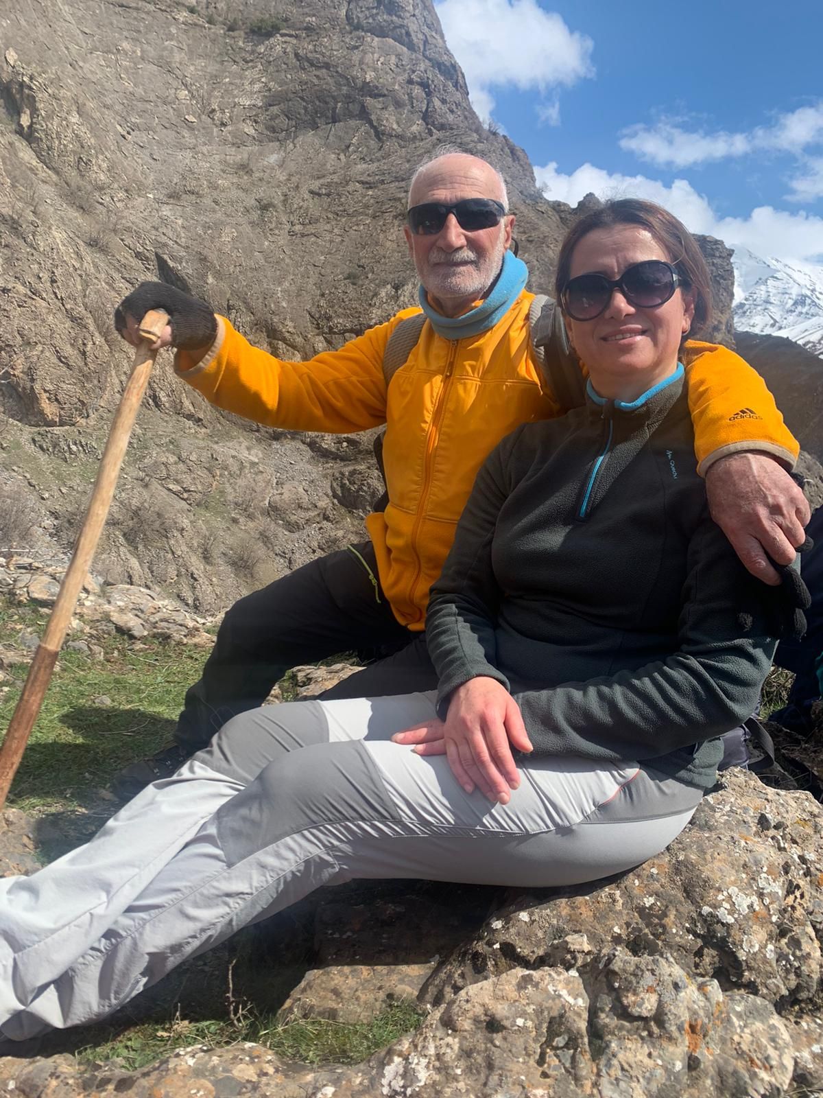 Hakkari'de 76 yaşındaki baba, kızıyla doğa yürüyüşüne çıktı