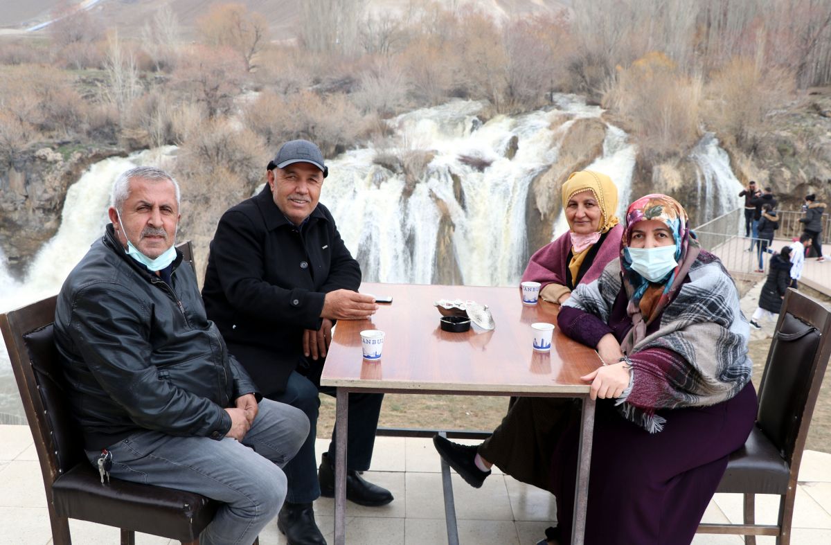 Muradiye Şelalesi'nin debisi, karların erimesiyle arttı