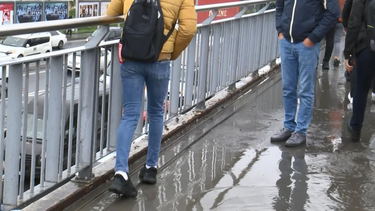 Esenyurt'taki metrobüs durağının üst geçidi sular içinde kaldı