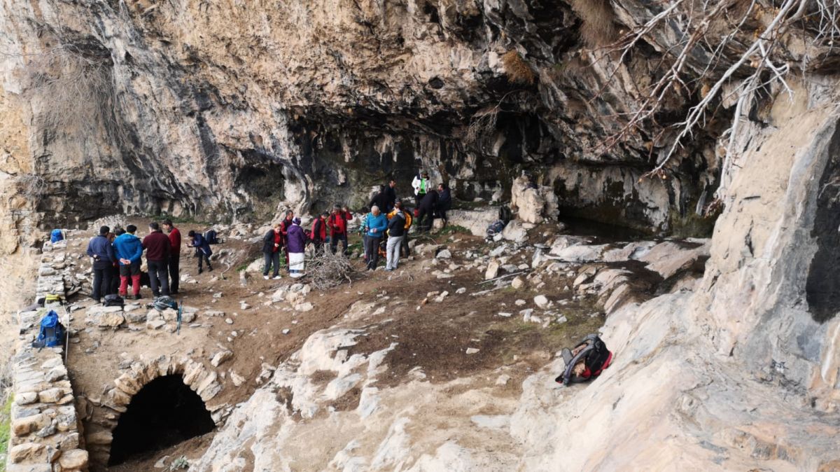 Hakkari'de 76 yaşındaki baba, kızıyla doğa yürüyüşüne çıktı